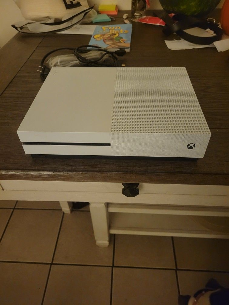 Xbox One S Disc Version 500Gb w/Controller 