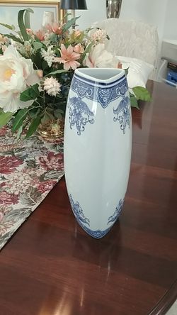 Rounded edges triangular vase. Great for decor or a flower vase or silk flowers. Excellent condition! Blue design off white background.