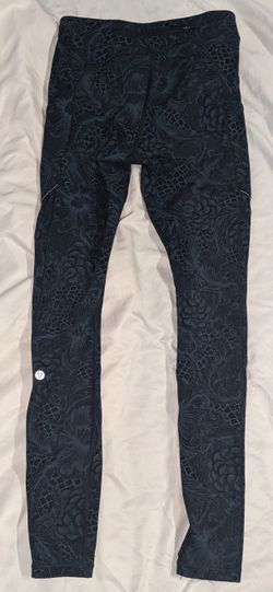 Ladies Lululemon Size 4 Capri Navy Blue Printed Leggings