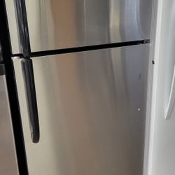 Frigidaire Refrigerator 2doors Stainless Steel Work Great Conditions 28 1/2 Wide  30d 64h INCLUDING WARRANTY SMALL FEE DELIVERY 