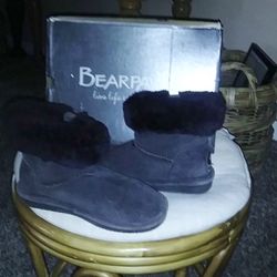 In Great Condition BearPaw Boots Size 5