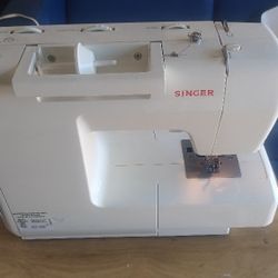 SEWING MACHINE SINGER SCHOLASTIC..!!