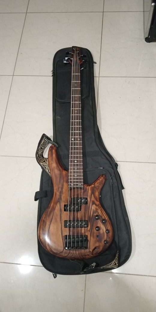 Ibanez 5 Cuerdas