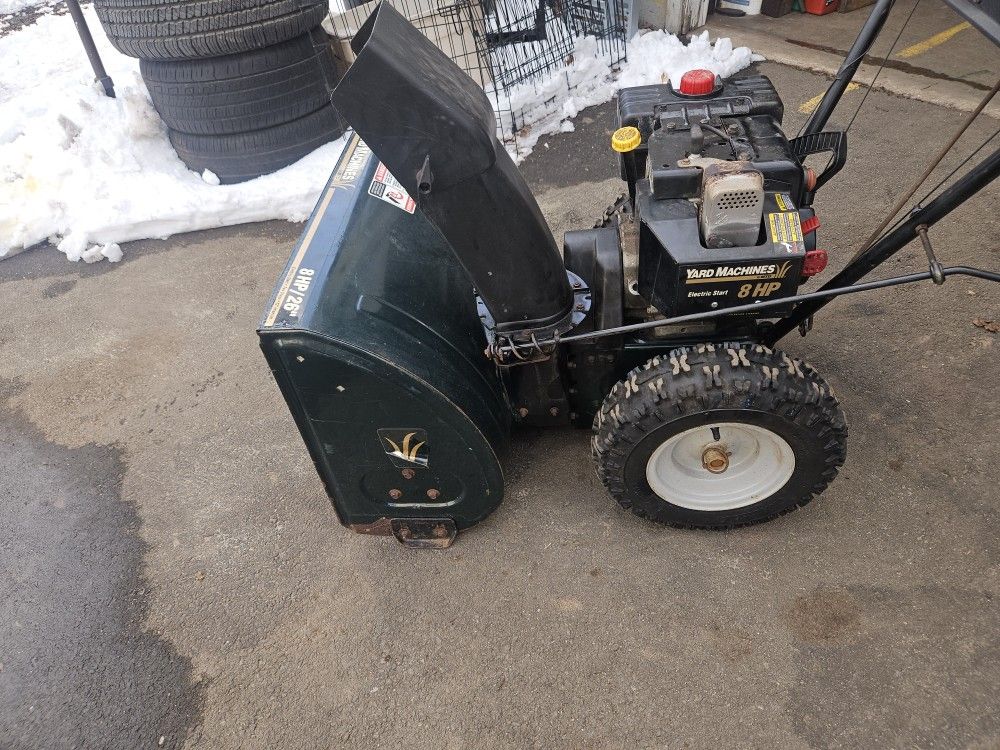 8HP 26INCH YARD MACHINE WORKS GREAT