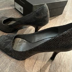 Gray Snakeskin Tahari Ta-Riddle Heels. Size 9M In Very Good Condition. 