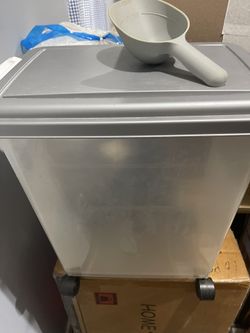 Dog Food Carrier With Large Spoon