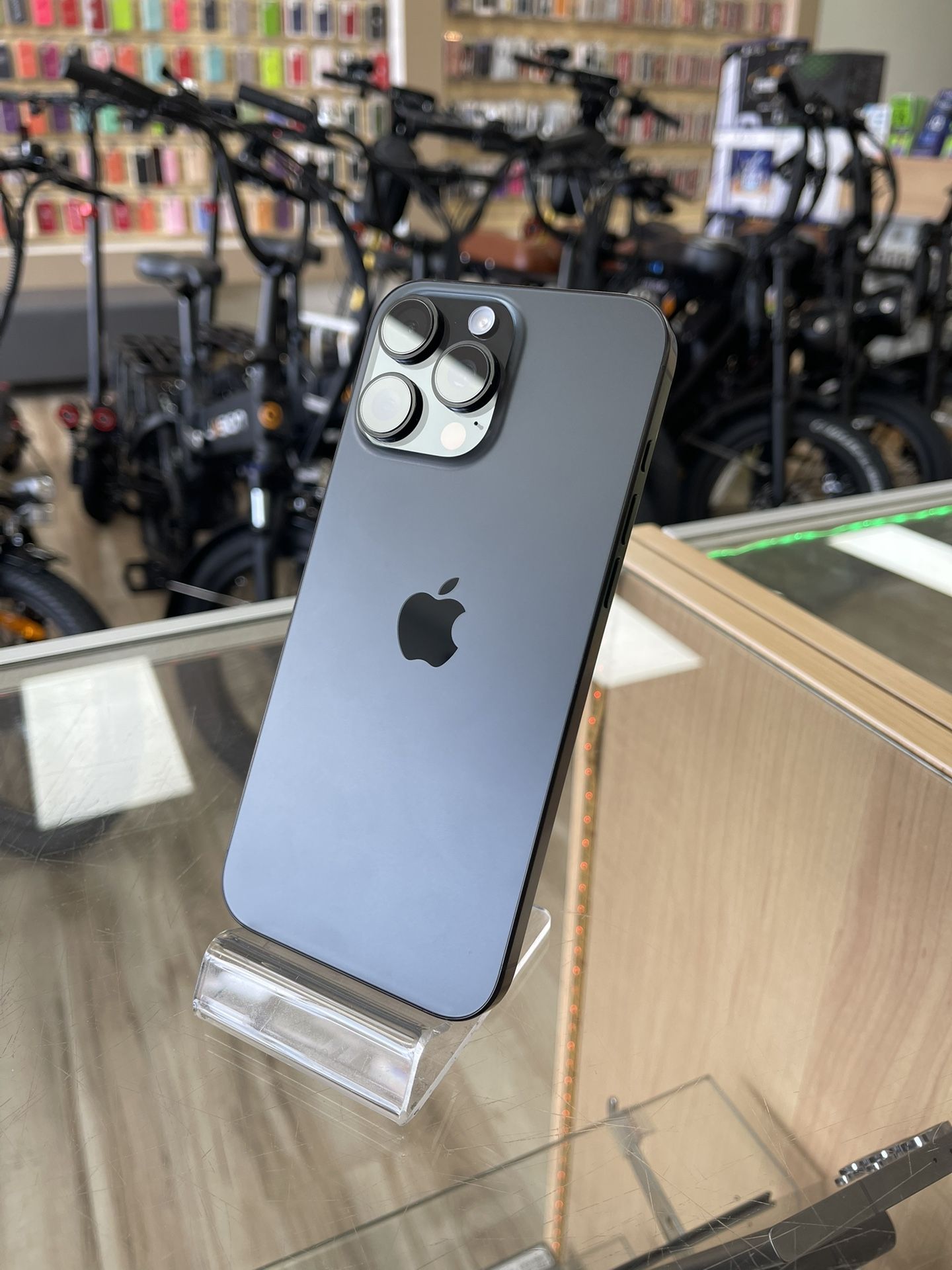 Black iPhone 16 Pro Max 256GB Fully Unlocked Can Work With Any Carrier! Shop Without Using Credit! $0 To $100 Down To Take It Today!