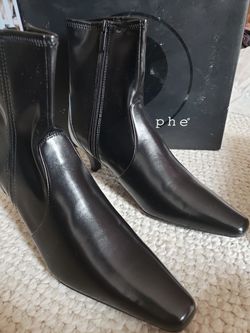 8.5W black boots