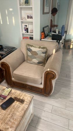 Couch and loveseat with 4 throw cushions