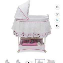 Minnie Mouse bassinet