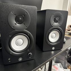Yamaha HS5 Studio Monitors (Pair) + AUX Cables – Excellent Condition!