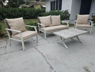 Brand new four-person aluminum outdoor patio set