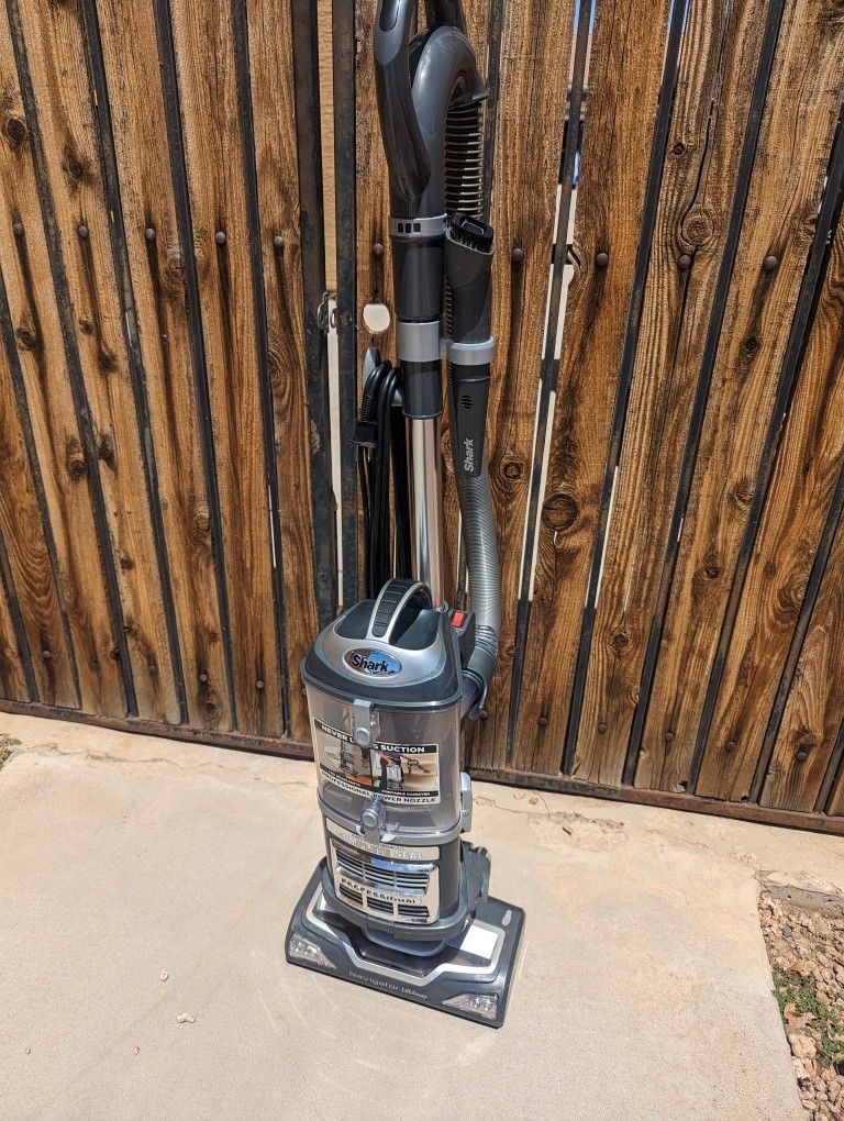 Shark Lift Away Vacuum Cleaner w/Hand Attachments 