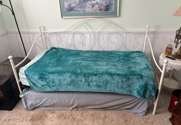 White Metal Daybed with Trundle