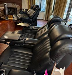 4 Massage Chairs
