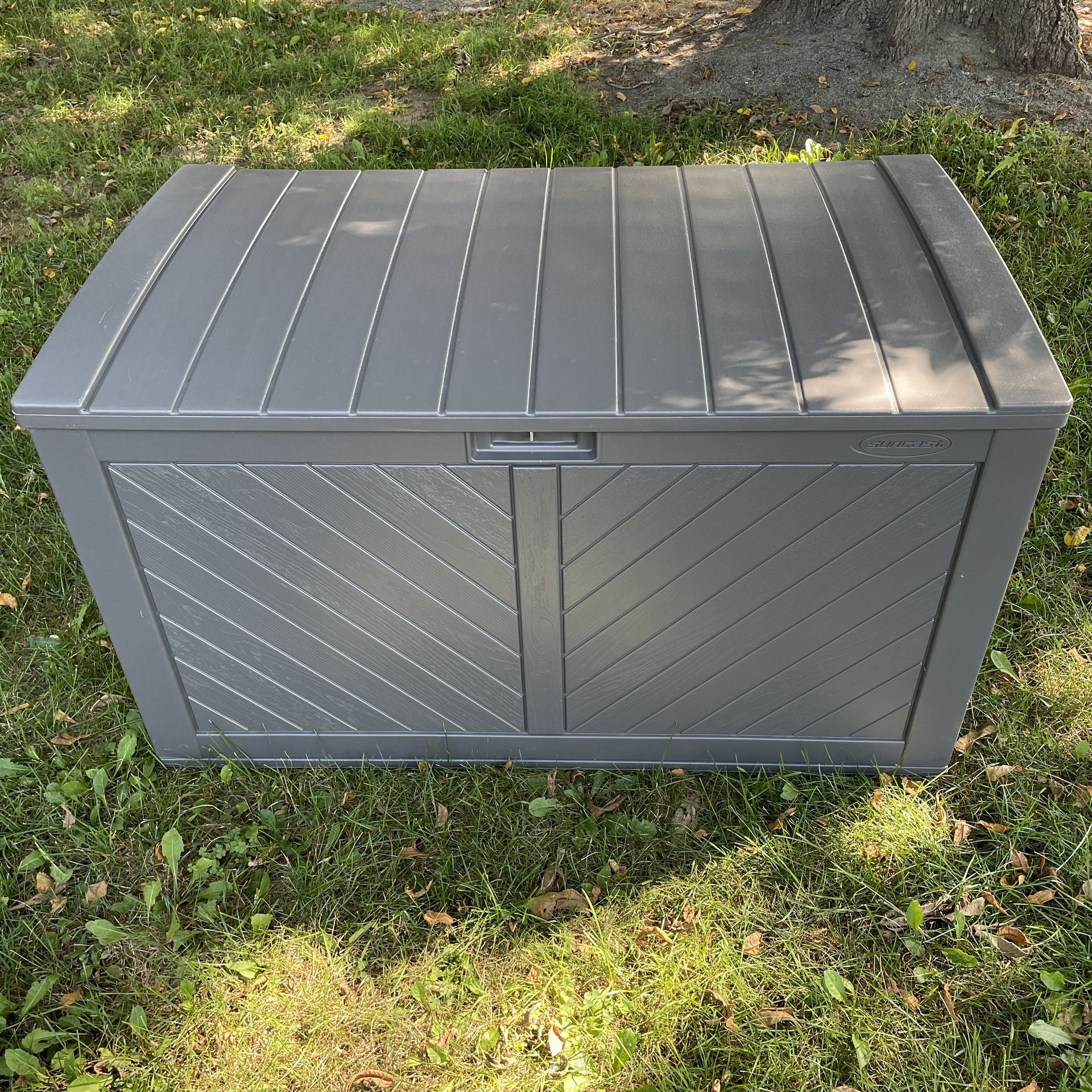 Suncast 134-Gallons Peppercorn Plastic Deck Box