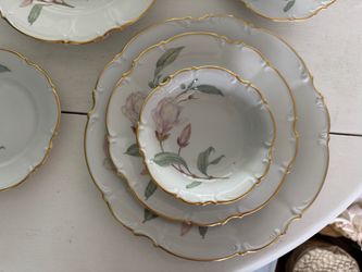 8 full place settings+serving pieces