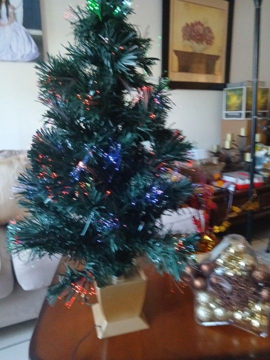 Árbol Con Luces Y Acesorios De Bolas Y Aguinalda Nuevos