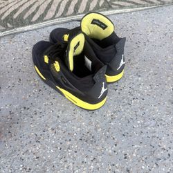 Jordan 4 Thunder