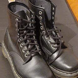 Womens DR MARTENs