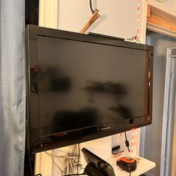 Dynex 30 Inch Tv With Remote And Wall Mount 