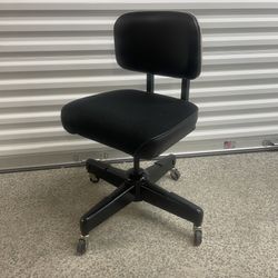 Like new mid century modern Hon Industries propeller chair that can be seen near the Miami Design District. 