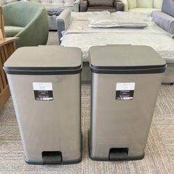 Kitchen Trash Can, 13.2 Gallon Plastic Step Garbage Bin with Lid, Silver, New