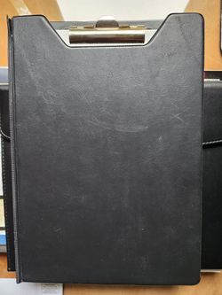 Black vinyl writing paper pad holder with inside pocket.
Measures about 13" inch tall x 9.25" inch across.
*** Cash 💸 only, please. Front Door pick-u