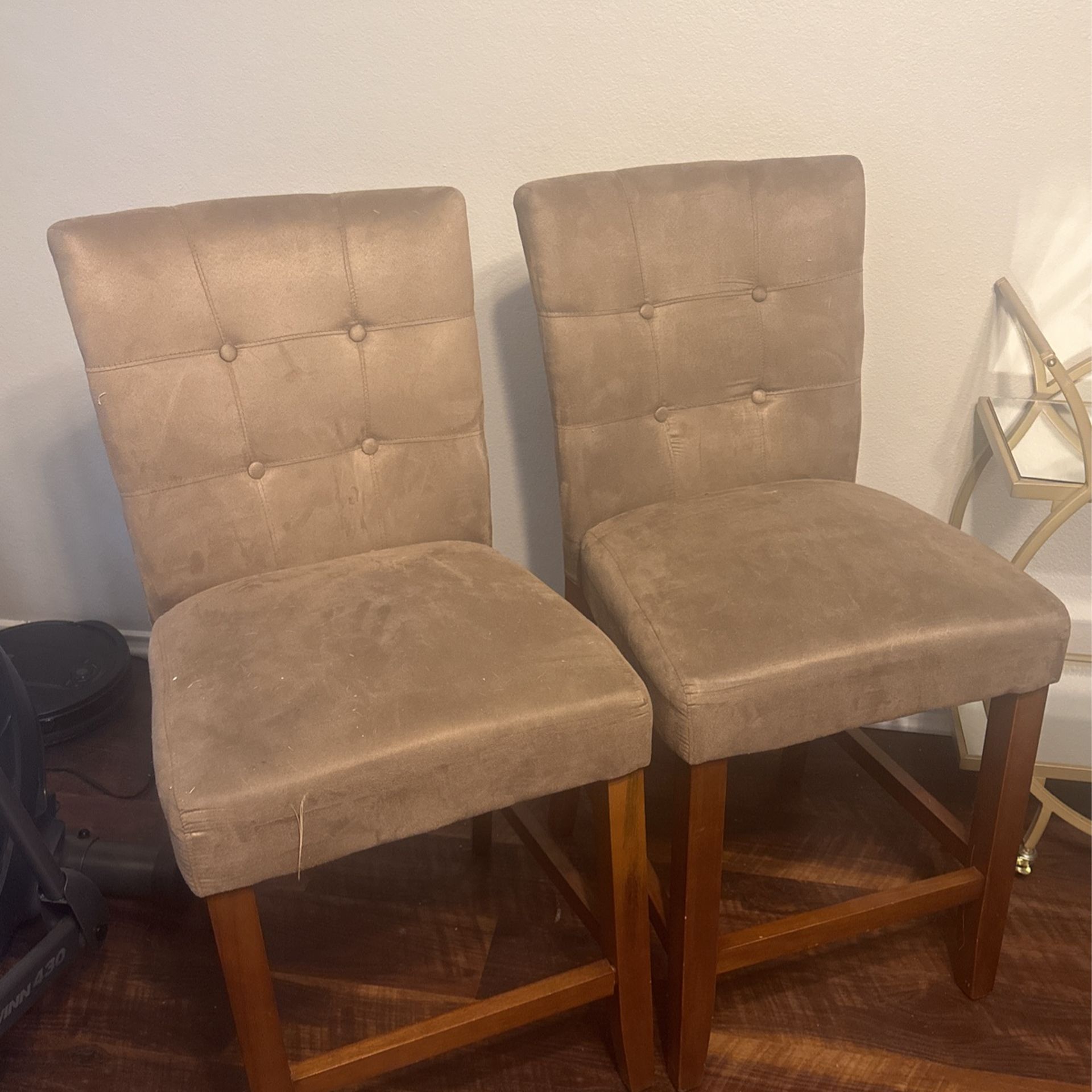 4 Light Brown Bar Stools With Wooden Legs 