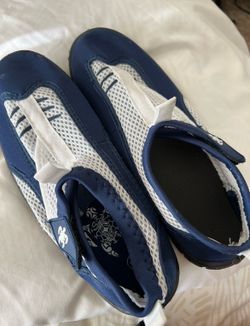 Women’s water shoes (7.5)