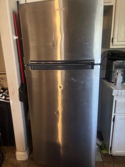 Whirlpool Stainless Steel Top-Freezer Refrigerator
