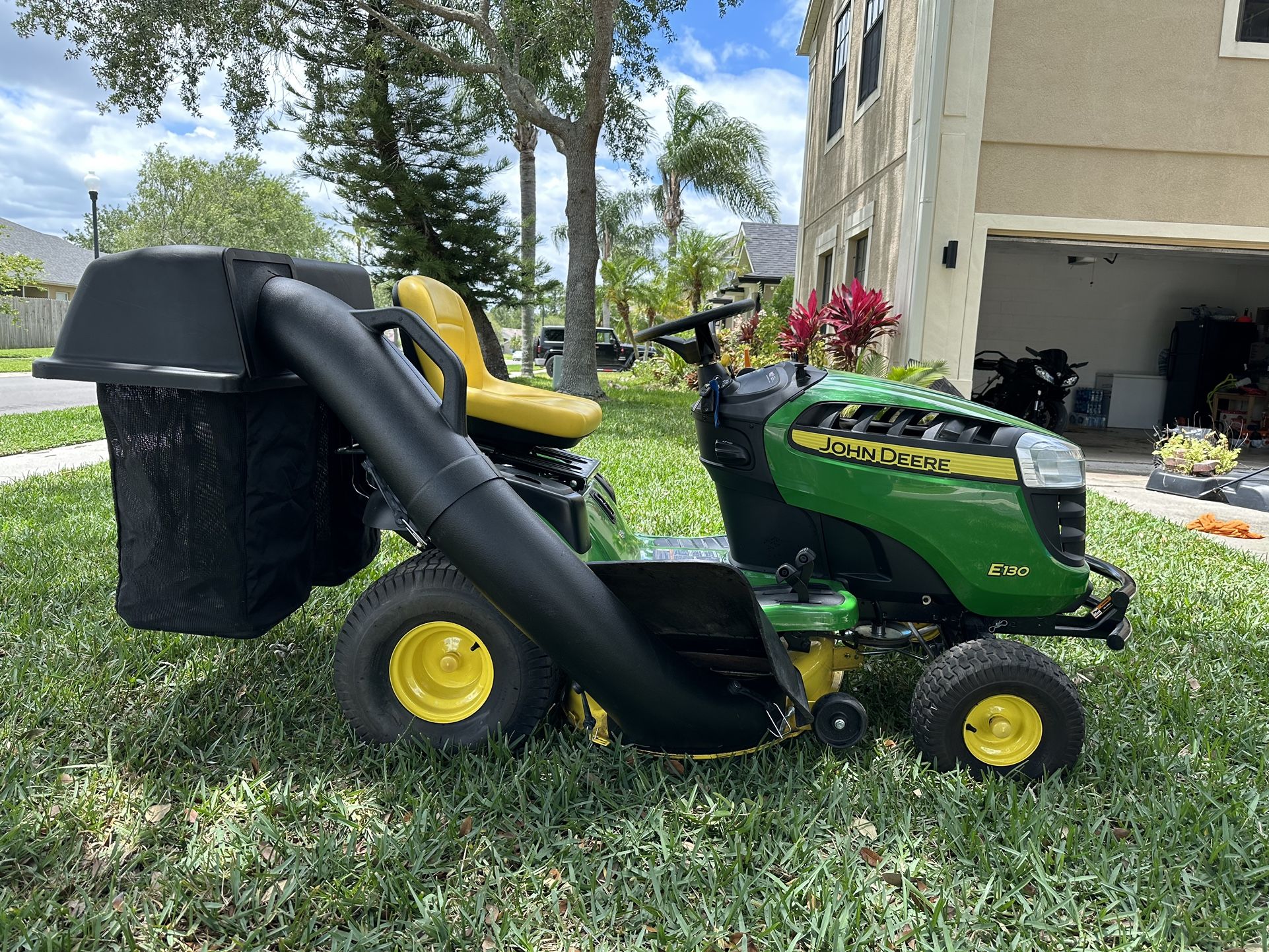 John Deere E130 Riding Lawn Mower