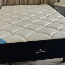 LIKE NEW! DreamCloud Premier Queen Mattress - Delivery Available!