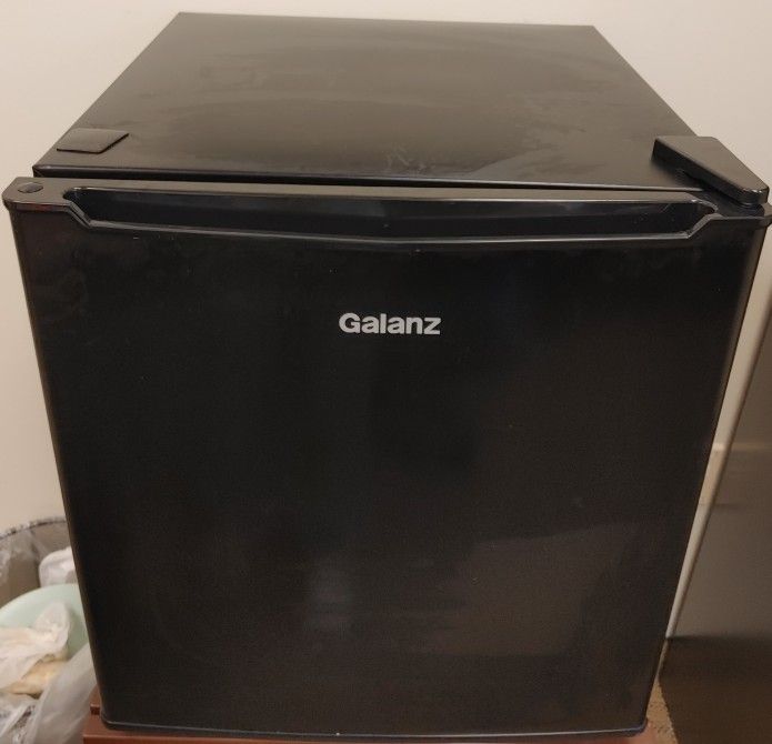 1.7 Cu Ft Galanz Mini Fridge Like New for Sale in Erie, PA OfferUp
