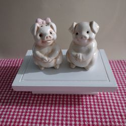 Vintage, Smiling Piglet's, Salt And Pepper Shaker's, Mint Condition.