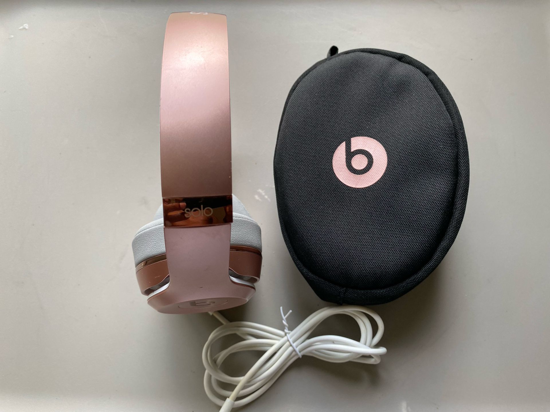 Beats Solo Wireless Headphones (Read)