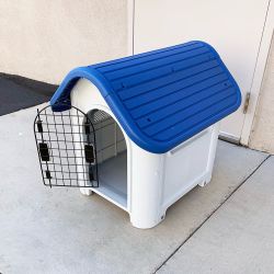 Brand New $50 Small Size Dog House Waterproof Plastic Outdoor Indoor 30x23x26”