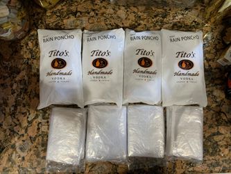 PONCHO - 8 PONCHOS – Raincoat - Travel – theme park – vacation – rainforest - Sporting Events, Outdoor Events / Concert