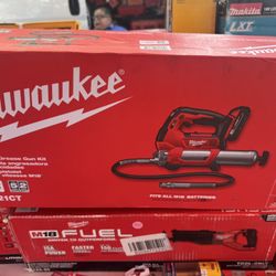 Milwaukee M18 18V Lithium-Ion Cordless Grease Gun 2-Speed with (1) 1.5Ah Batteries, Charger, Tool Bag
