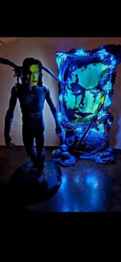 THE CROW. MCFARLANE, CUSTOME FIGUER W/G-N-DARK PAINT W/BLACK LIGHT & MINI-POSTER W/LED LIGHTS, FIRM. Ship Available