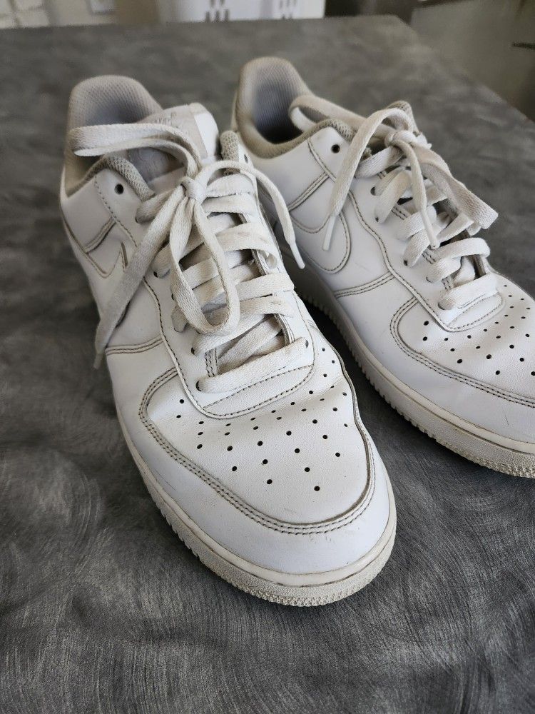 White Nike Air Force 1