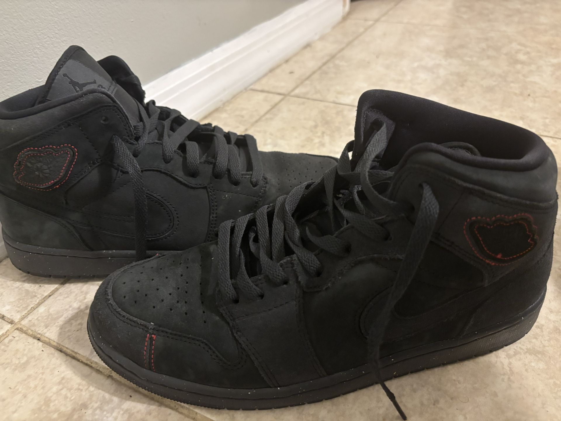 Jordan 1 Mid SE Dark Smoke Red