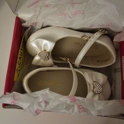 Dream Pairs ANGEL-22 Mary Jane Front Bow Heart Rhinestone Buckle Ballerina Flat (Toddler/Little Girl) 

5.8inches