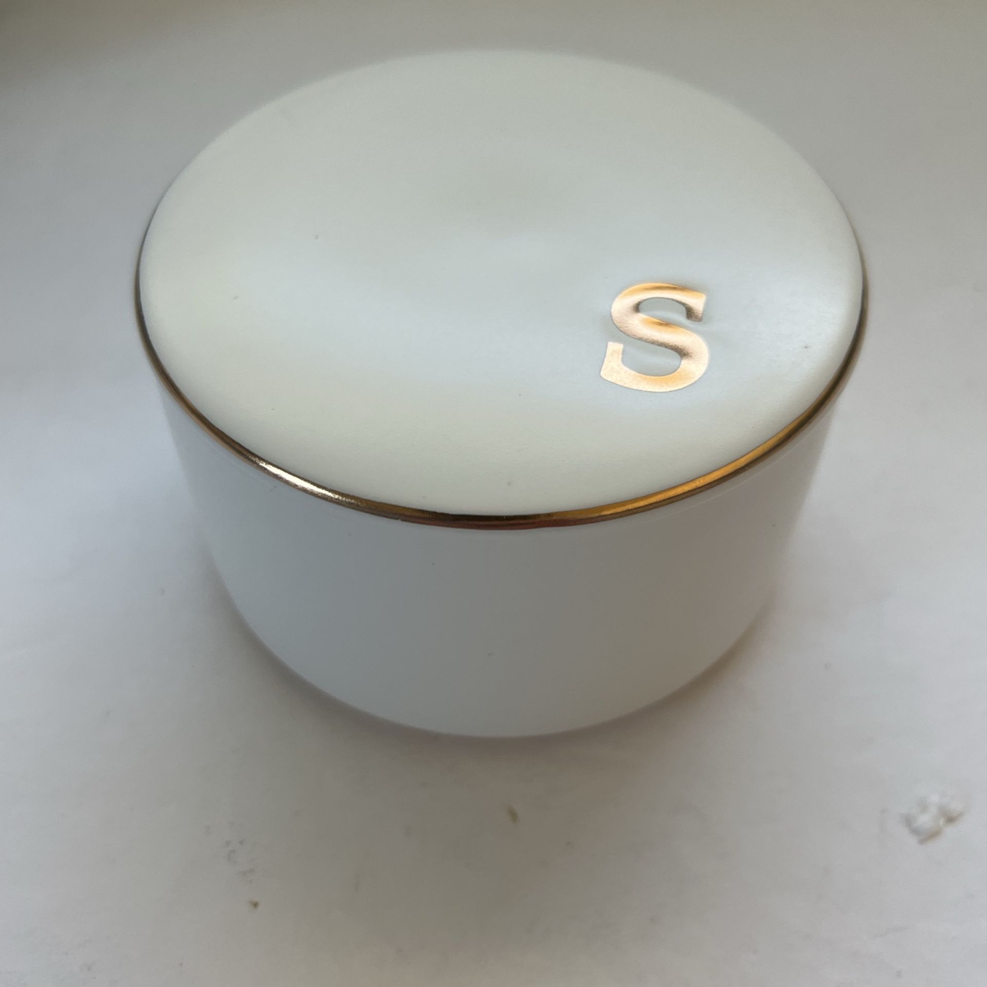 Ceramic Jewelry Box Elegant Embossed Jewelry Holder Trinket Organizer with Gold Monogram Lid Storage for Ring Necklace Bracelet Earrings Rings