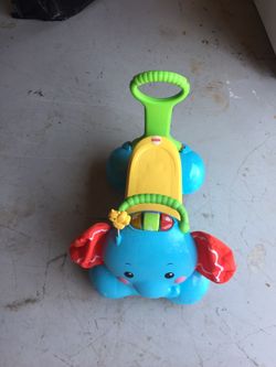 Estoy vendiendo estas cosas en muy buena condiciones Elefante $20 & la sillita para comer $20 para pecho $15 el troque $8 O mejor oferta .