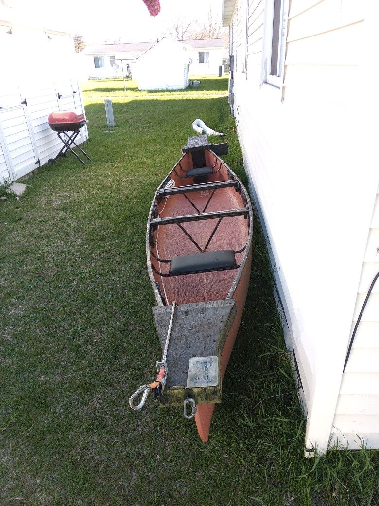 16 Foot Canoe ( Fiberglass)