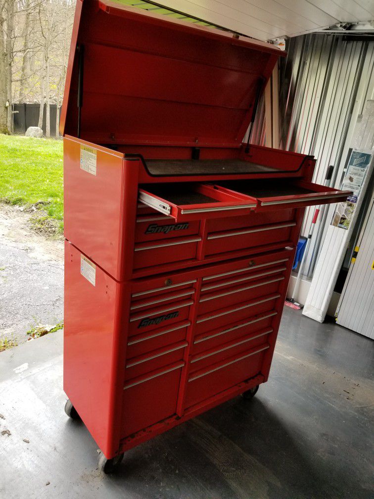 Snap on toolbox top and bottom