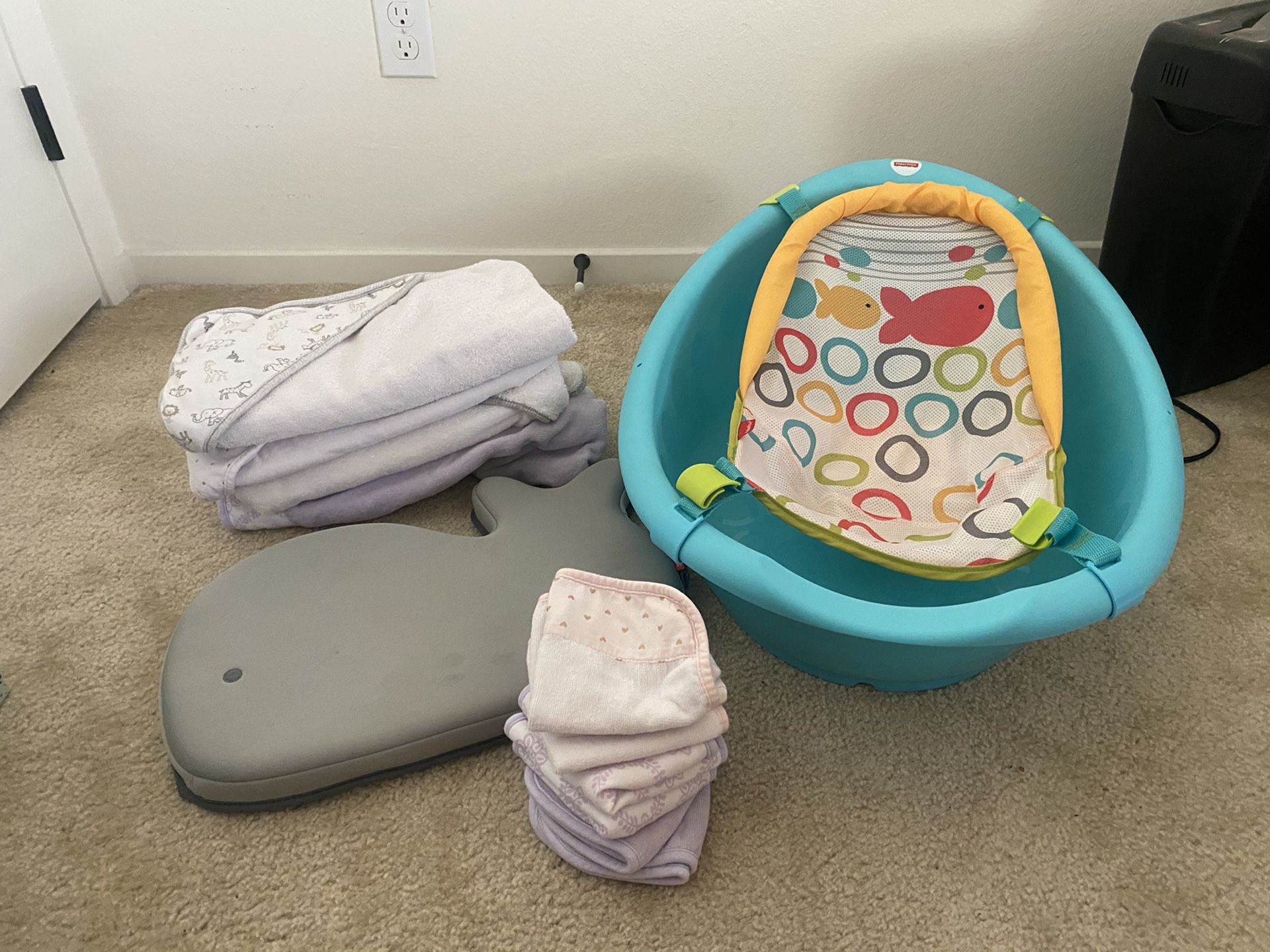 Baby Bathtub, kneeling mat, towels, and washcloths