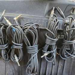 5 guitar cord bundle
2 15ft guitar cables
1 20ft guitar cable
1  25ft  90 degree guitar cable
1 12ft xlr mic cable