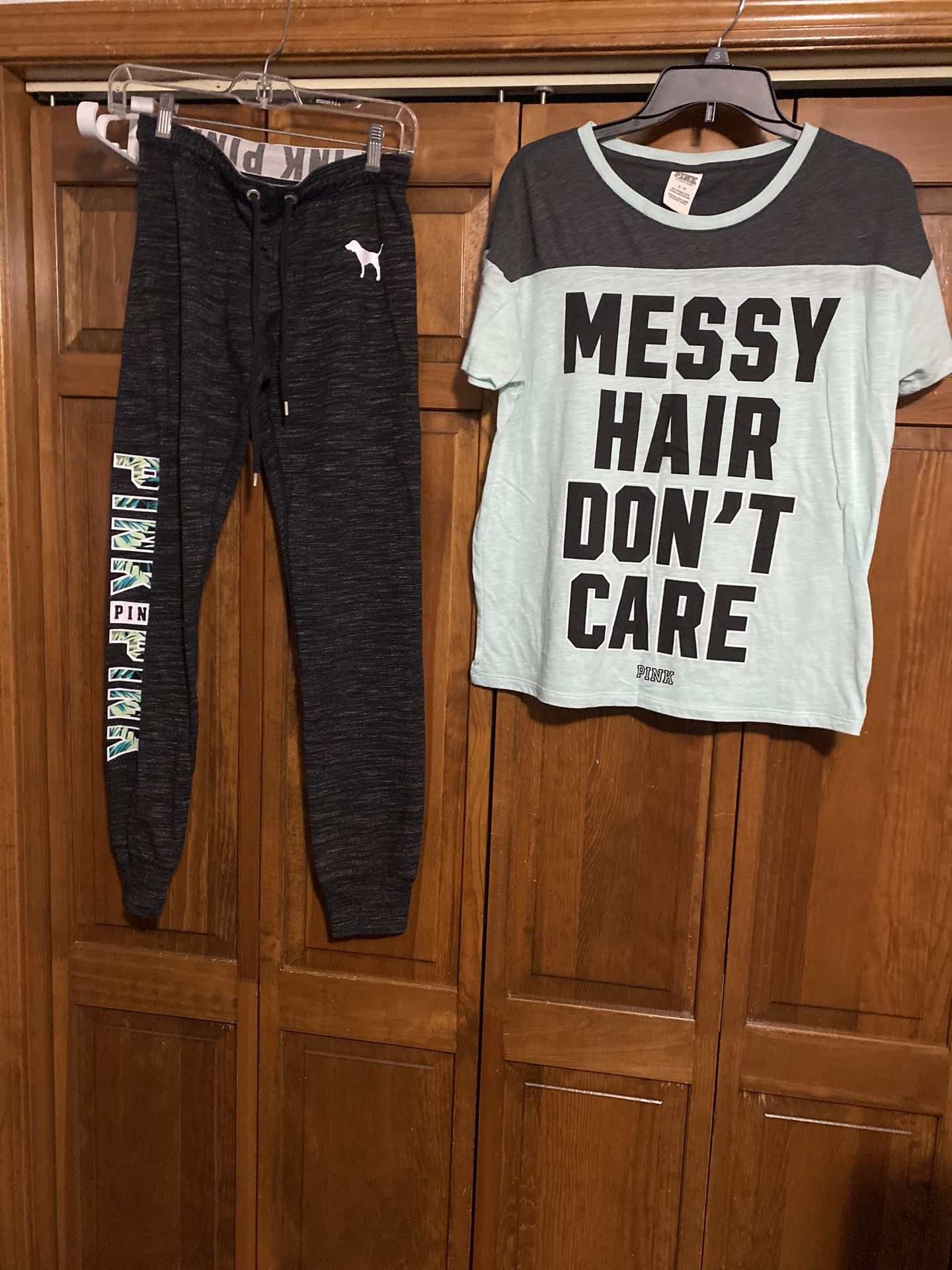 Women’s Victoria’s secret’s pink women’s size xs pants, small tee